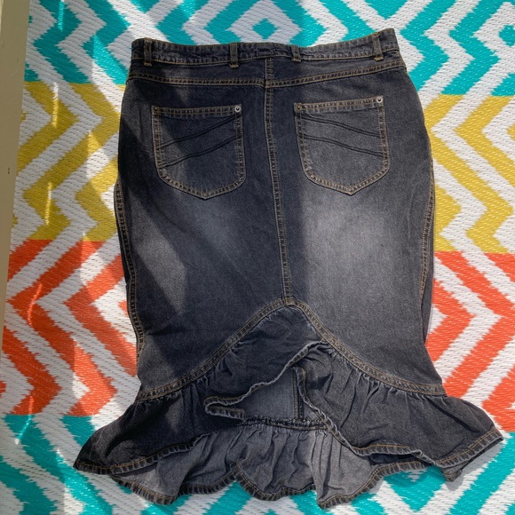 Black Skirt - Picture 3 of 9